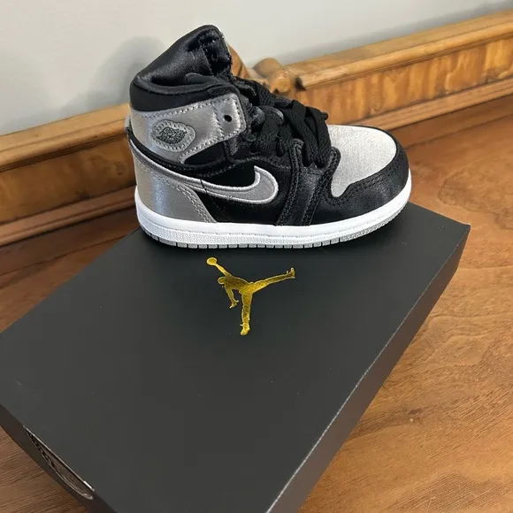 BRAND NEW Jordan Kids' Retro High Shoes - Black, Medium Gray and White, Size 5c
