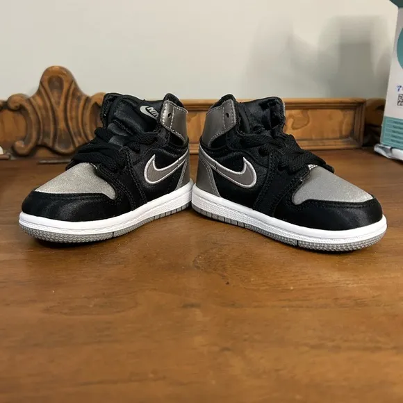 BRAND NEW Jordan Kids' Retro High Shoes - Black, Medium Gray and White, Size 5c