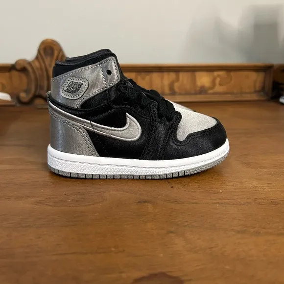 BRAND NEW Jordan Kids' Retro High Shoes - Black, Medium Gray and White, Size 5c