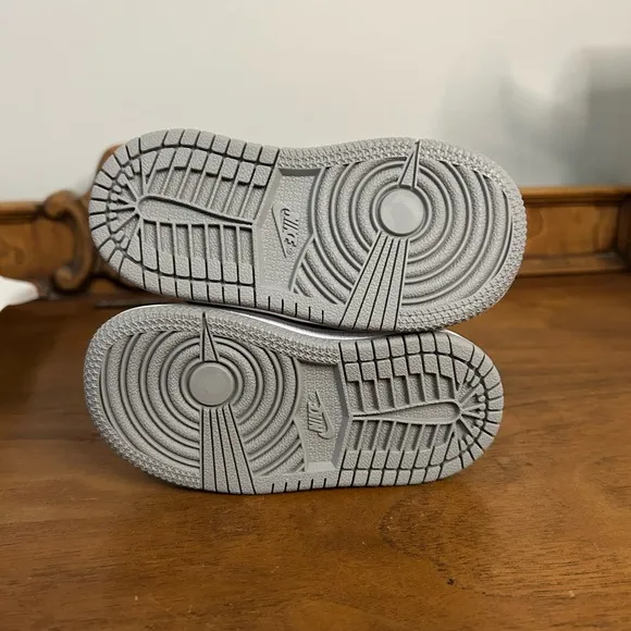 BRAND NEW Jordan Kids' Retro High Shoes - Black, Medium Gray and White, Size 5c