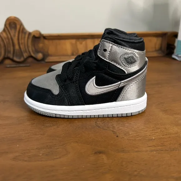 BRAND NEW Jordan Kids' Retro High Shoes - Black, Medium Gray and White, Size 5c