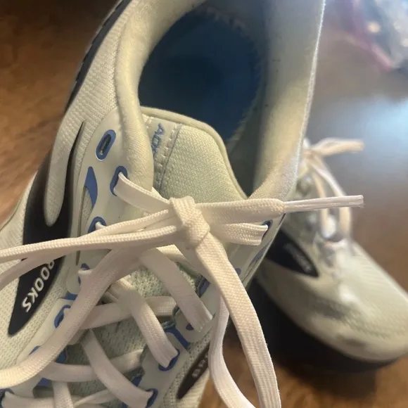BROOKS ADRENALINE GTS 23  Women's Sneakers SIZE 8