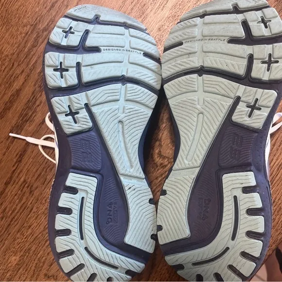 BROOKS ADRENALINE GTS 23  Women's Sneakers SIZE 8