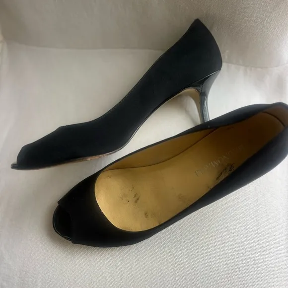 Bruno Magli black sexy and sophisticated luxury peep toe 2 inch heels size 9B