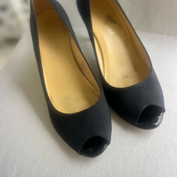 Bruno Magli black sexy and sophisticated luxury peep toe 2 inch heels size 9B