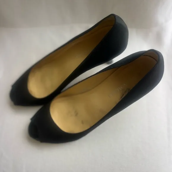 Bruno Magli black sexy and sophisticated luxury peep toe 2 inch heels size 9B