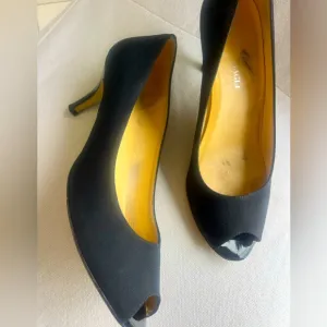 Bruno Magli black sexy and sophisticated luxury peep toe 2 inch heels size 9B