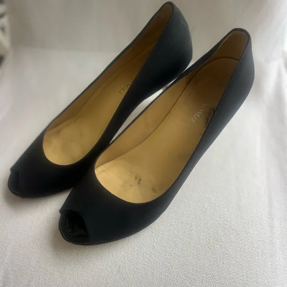 Bruno Magli black sexy and sophisticated luxury peep toe 2 inch heels size 9B