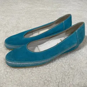 Bruno Magli Suede Skimmer Flats / Tiny Wedge Turquoise Embroidered 6 N