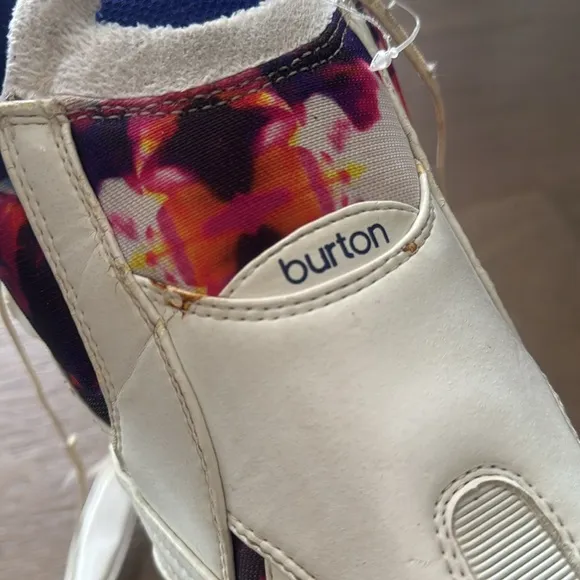 Burton Snowboard Boots Sz 6, quick releases and tighten lacing
