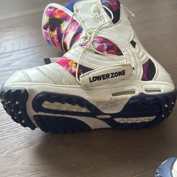 Burton Snowboard Boots Sz 6, quick releases and tighten lacing