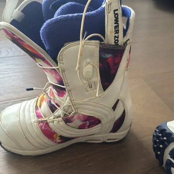 Burton Snowboard Boots Sz 6, quick releases and tighten lacing