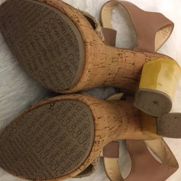 CALVIN KLEIN SZ 7 T STRAP SANDAL YELLOW HEEL SHOE