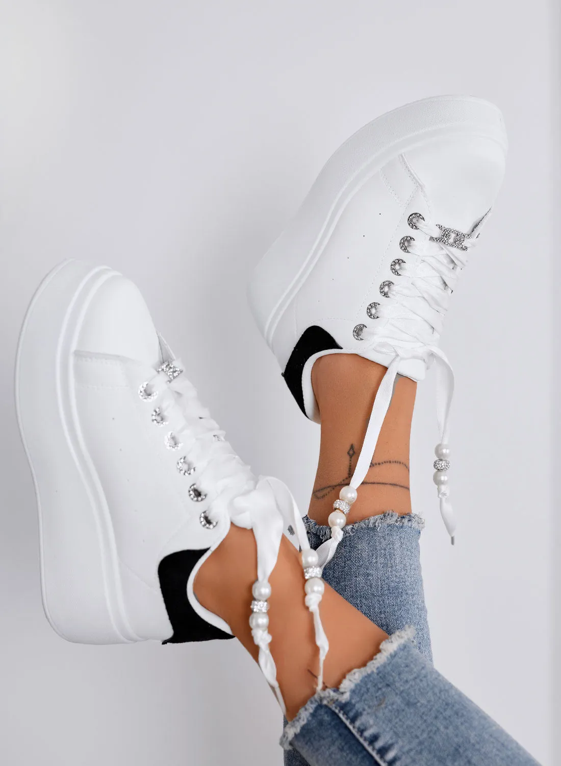 CARTER - Sneakers Platform bianche con retro nero e Lacci in Raso e Perle