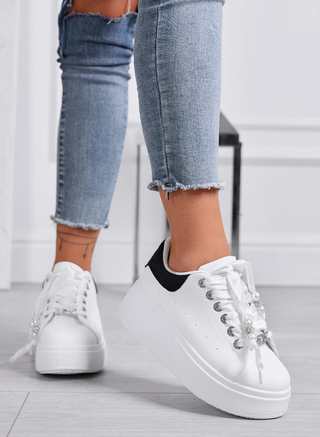 CARTER - Sneakers Platform bianche con retro nero e Lacci in Raso e Perle