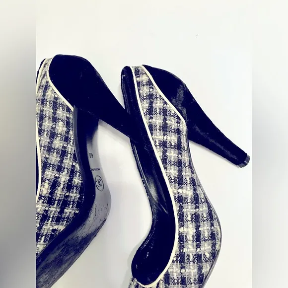 Chanel Tweed Pumps VGUC Size EU 40 black and white or cream
