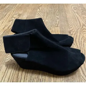 Chocolat Blu Women Shoes &quot;White&quot; Peep‎ Toe Wedge Size 7.5 Black Suede