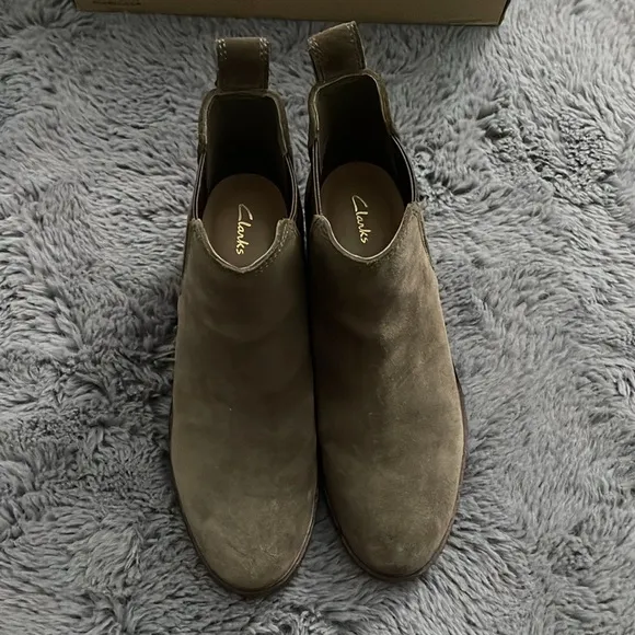 Clarks Clarkdale 2 Top Olive Green Suede Heeled Wedge Booties