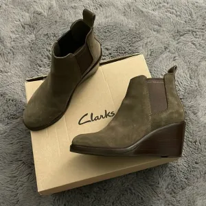 Clarks Clarkdale 2 Top Olive Green Suede Heeled Wedge Booties