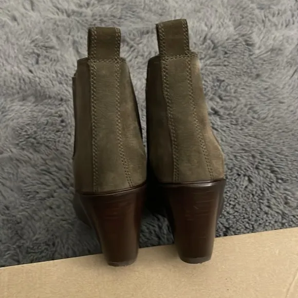 Clarks Clarkdale 2 Top Olive Green Suede Heeled Wedge Booties
