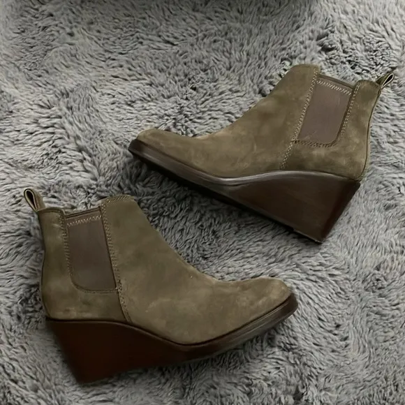 Clarks Clarkdale 2 Top Olive Green Suede Heeled Wedge Booties