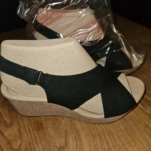 Clarks Women's 11 Wide Leather Annadel Eirwyn Black Nubuck Wedge Sandals