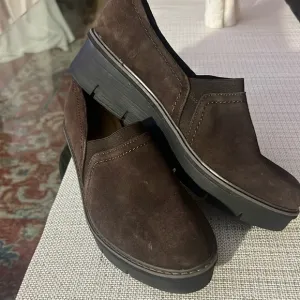 Clarks Women’s Collections Airabell Mid Shoe Brown, size11