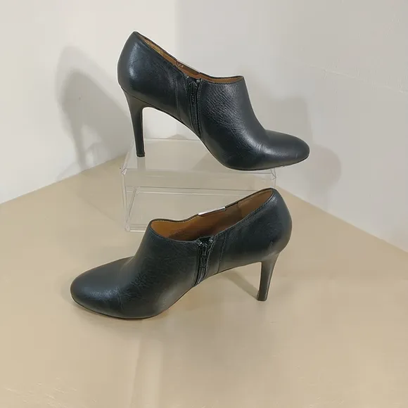 Coach Black Leather Shoes Seneca Booties 10B EU 40. Condition is Pre-owned.