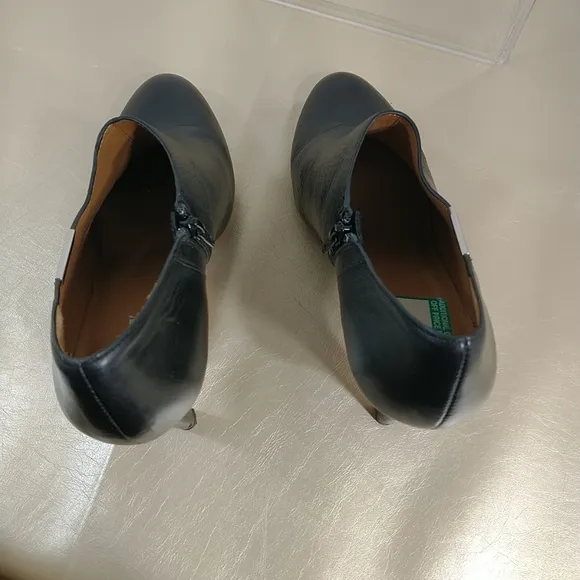Coach Black Leather Shoes Seneca Booties 10B EU 40. Condition is Pre-owned.