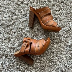 Coach - Paddy Leather Platform Sandals - Tan