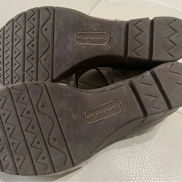 Comfortiva Abria Grey Flower Wedge Sandals Women's Shoes Size 9.5 like new