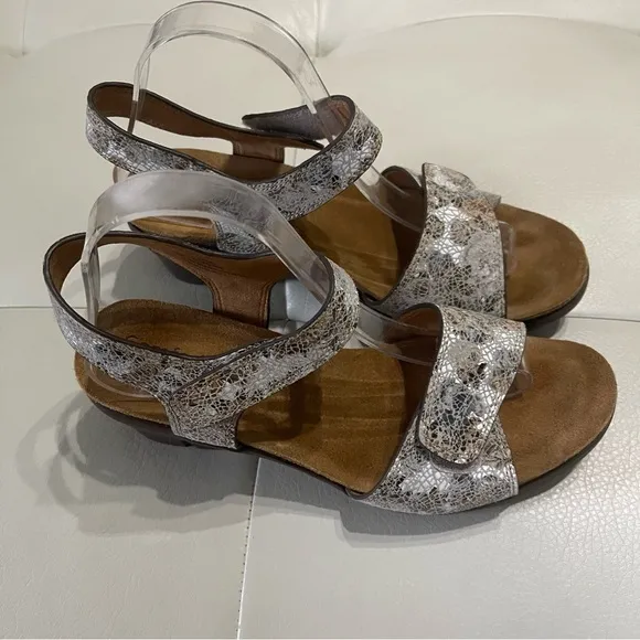 Comfortiva Abria Grey Flower Wedge Sandals Women's Shoes Size 9.5 like new