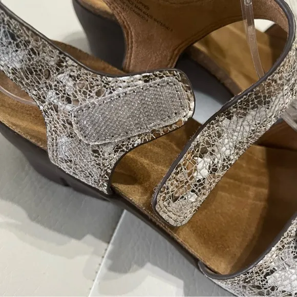 Comfortiva Abria Grey Flower Wedge Sandals Women's Shoes Size 9.5 like new