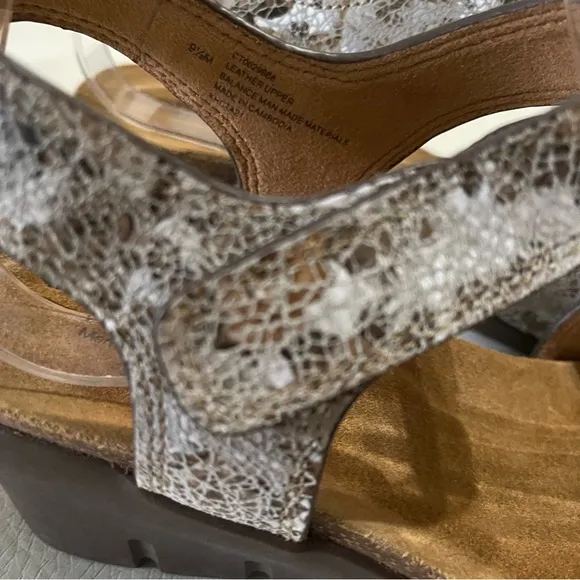 Comfortiva Abria Grey Flower Wedge Sandals Women's Shoes Size 9.5 like new