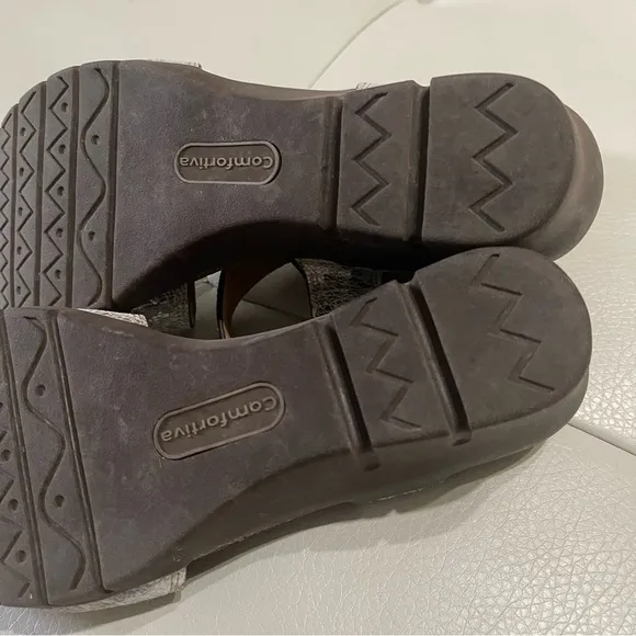 Comfortiva Abria Grey Flower Wedge Sandals Women's Shoes Size 9.5 like new