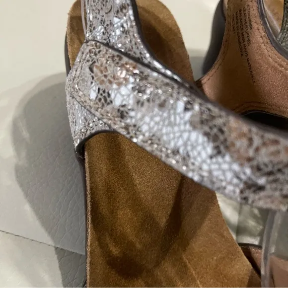 Comfortiva Abria Grey Flower Wedge Sandals Women's Shoes Size 9.5 like new