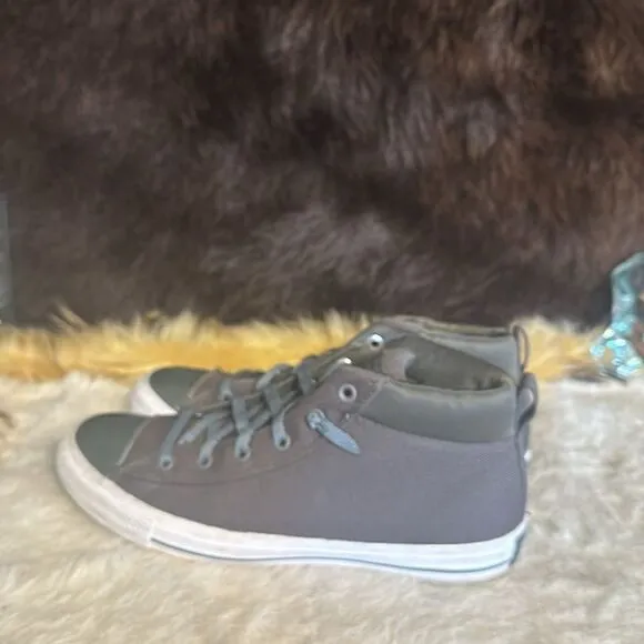 Converse high top shoes  11 (3600)