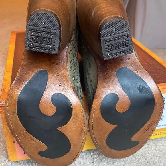 CORRAL Turquoise Round Toe Boots