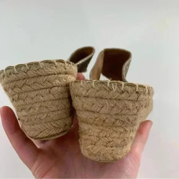 Croft &amp; Barrow sandals size 8.5 gold thong Espadrilles wedges costal granny