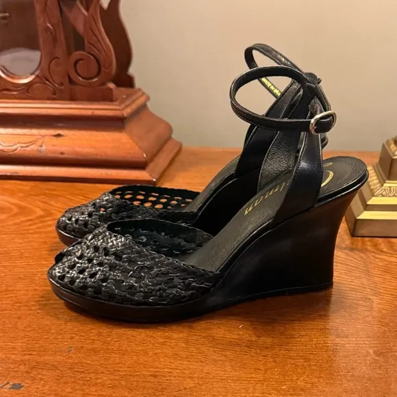 Delman Black Leather Woven Peep toe Sandals 4” heel Size 9.5 MSRP $295