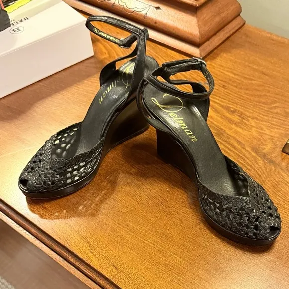 Delman Black Leather Woven Peep toe Sandals 4” heel Size 9.5 MSRP $295