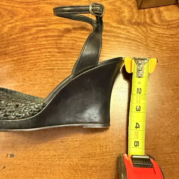 Delman Black Leather Woven Peep toe Sandals 4” heel Size 9.5 MSRP $295