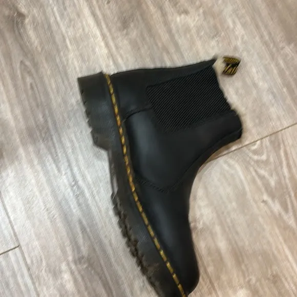 Dr. Martens  2976 Women's Faux fur lined chelsea boots size  7