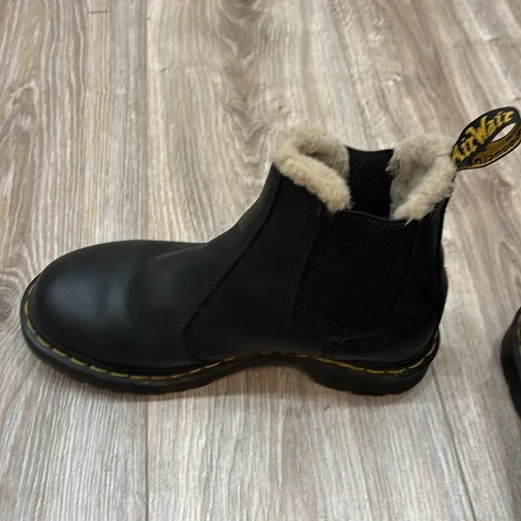 Dr. Martens  2976 Women's Faux fur lined chelsea boots size  7
