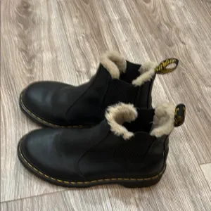 Dr. Martens  2976 Women's Faux fur lined chelsea boots size  7