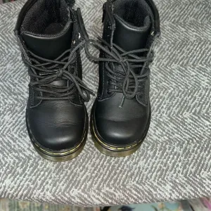 Dr martens black toddler boots sz 8