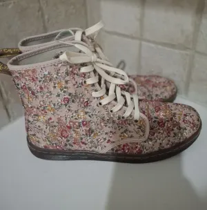 Dr. Martens Shoreditch Pink Floral Canvas Boots Size 8
