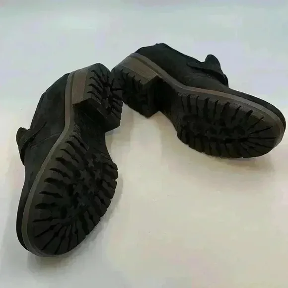 Eastland size 8M black suede shoe with buckle accent