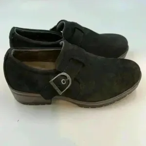 Eastland size 8M black suede shoe with buckle accent
