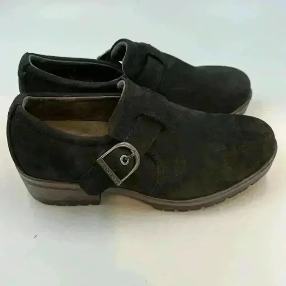 Eastland size 8M black suede shoe with buckle accent